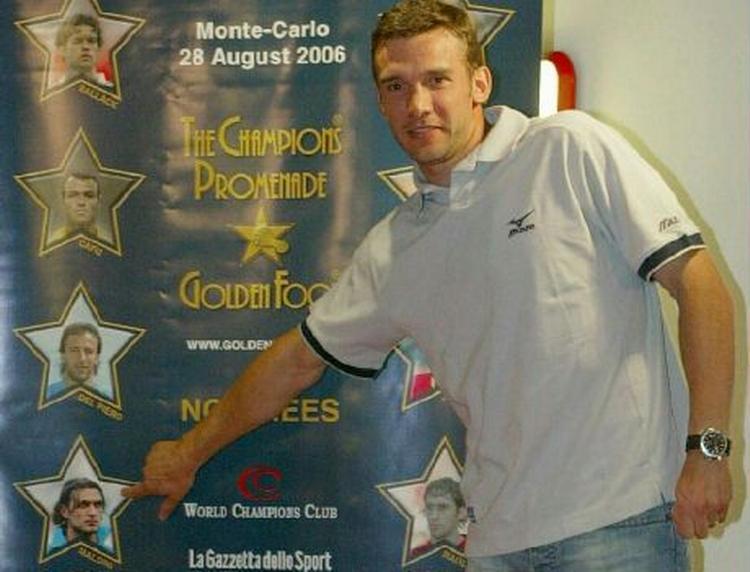 Andreij Sjevtjenko peger på sin holdkammerat Paolo Maldini. - Foto: Golden Foot. 
