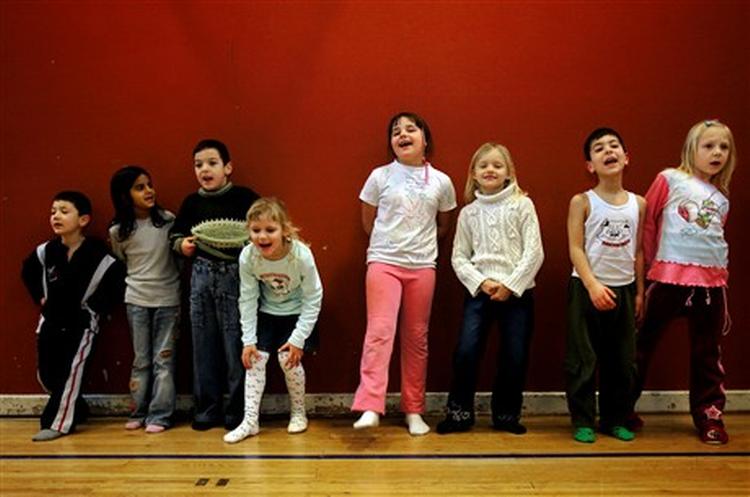 SE OS. På Korsager Skole i Brønshøj har eleverne mange nationaliteter. Børn med dansk, tyrkisk, palæstinensisk, makedonsk og afghansk baggrund leger  Hønemor kom og hent mig .   Foto: Miriam Dalsgaard 