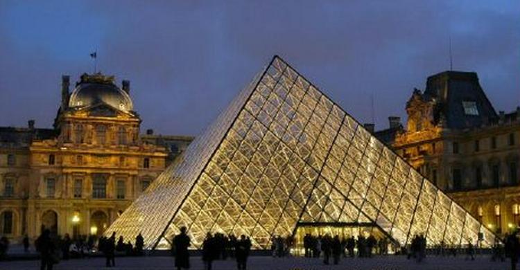Louvre-museet i Paris er en af de mange historiske locations i filmatiseringen af Dan Browns bestseller 'Da Vinci Mysteriet'. - Foto: AP 