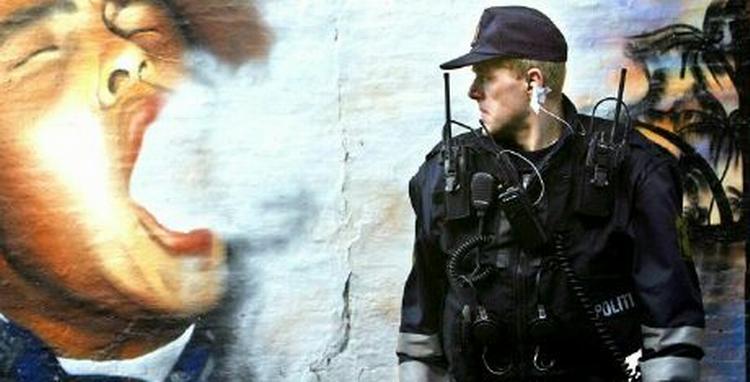 Poiltiet har atter indført en slags 'undtagelsestilstand' på Christiania, hvor de kan kropsvisitere folk, uden at sigte dem for en forbrydelse - noget, der ellers er i strid med retsplejeloven. - Arkivfoto: AP 