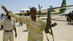 En bevæbnet mand holder folk væk fra landingsbanen, da talsmanden for det somaliske parlament lander i Mogadishu. Stemningen er højspændt i det afrikanske land. - Foto: AP 