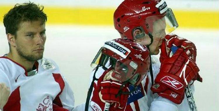 Danske Thomas Johnsen og Jens Nielsen ses her efter kampen mod Norge, hvor Danmark tabte 3-6. - Foto: Ole Kjær 