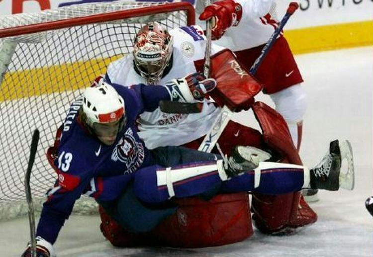 Den danske keeper Peter Hirsch prøver at stoppe Sloveniens Anze Kopitar. - Foto: AP 
