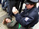 Katerina Jacques, der er direktør for regeringens kontor for menneskerettigheder, blev 1. maj overfaldet af tjekkisk politi under en demonstration.   Foto: Michal Vlk/AP 