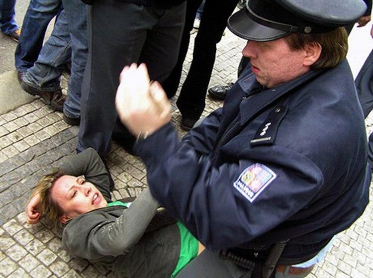 Katerina Jacques, der er direktør for regeringens kontor for menneskerettigheder, blev 1. maj overfaldet af tjekkisk politi under en demonstration.   Foto: Michal Vlk/AP 