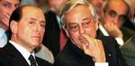 Silvio Berlusconi med vennen Cesare Previti, hvis fængselsstraf er ændret til husarrest.   Arkivfoto: Domenico Stinellis/AP 