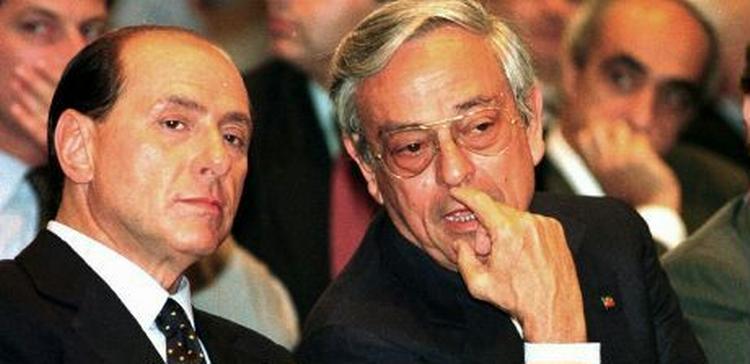 Silvio Berlusconi med vennen Cesare Previti, hvis fængselsstraf er ændret til husarrest.   Arkivfoto: Domenico Stinellis/AP 