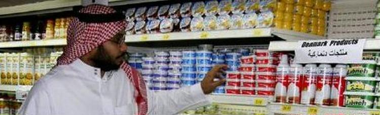 En kunde handler ind i et supermarked i Saudi-Arabien, mens krisen er på sit højeste. - Arkivfoto: AP 