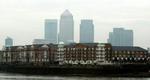 Londons East End-kvarter set fra Themsen. - Arkivfoto: AP 