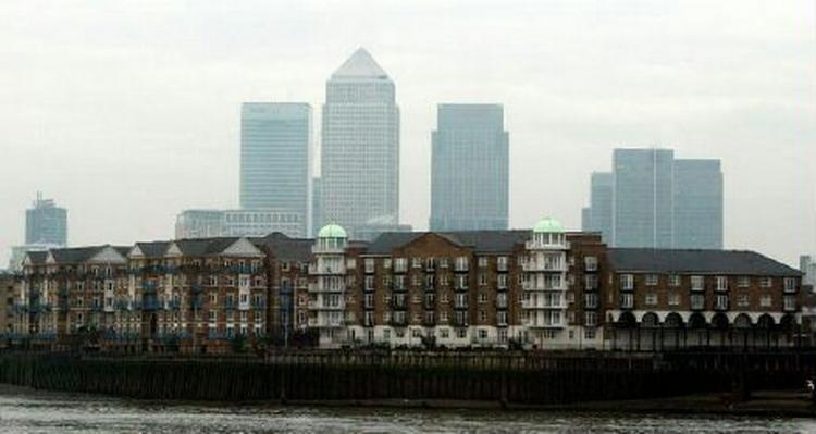 Londons East End-kvarter set fra Themsen. - Arkivfoto: AP 