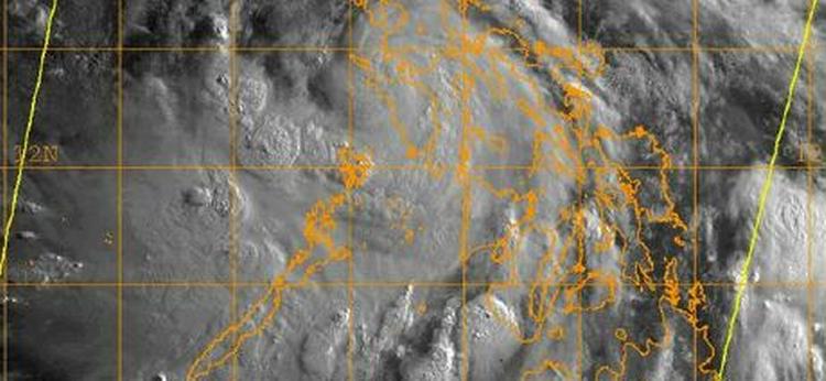 Tyfonen vil i de næste dage tage til i styrke og nå en kategori fire ud af fem, mens den drejer nordvest mod Hong Kong. - Satellitfoto: AP 