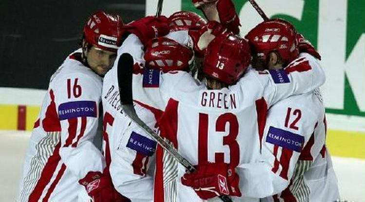 Jublende danskere efter storsejren på 5-0. - Foto: AP 