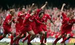 Jublende Liverpool-spillere hilser på fansene efter kampen. - Foto: AP 