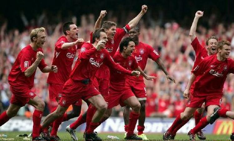 Jublende Liverpool-spillere hilser på fansene efter kampen. - Foto: AP 