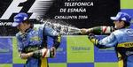 Fischella (th.) fejrer sin tredjeplads ved at give Alonso en sjat champagne. - Foto: AP 