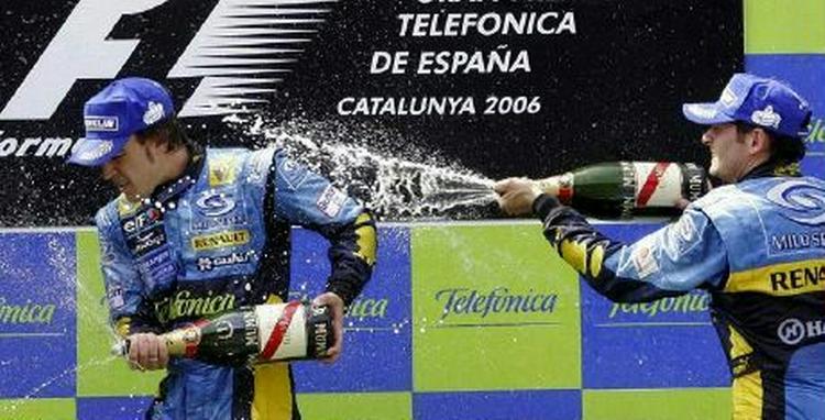 Fischella (th.) fejrer sin tredjeplads ved at give Alonso en sjat champagne. - Foto: AP 