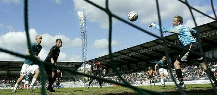Steffen Højer scorer til 1-0 for Viborg. - Foto: Claus Bonnerup 