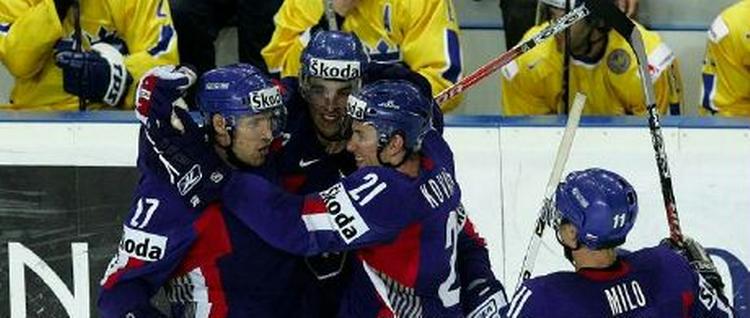 Slovakiske spillere jubler efter holdets sidste scoring. - Foto: AP 