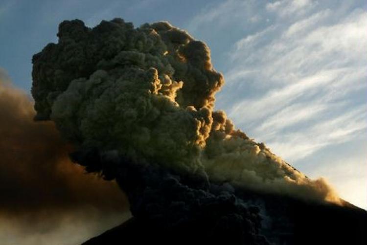 Gunung Merapi-vulkanen risikerer at kollapse og udløse en katastrofe. - Foto: AP 