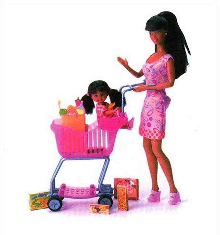 MED PÅ VOGNEN. Legetøjsfirmaet Mattel har produceret mindst syv æsker, hvor dukken Barbie er på powershopping. Dukken her er Let s Grocery Shop Barbie.   Illustration: Alan Hill 