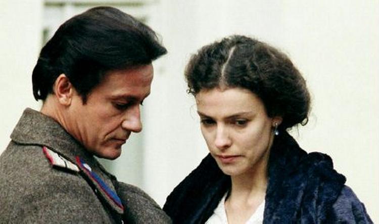 Oleg Mensjikov i titelrollen og Tjulpan Khatamova som Lara i den nye tv-serie.   Foto: Reuters 