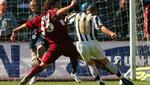 Del Piero scorer i guldkampen mod Reggina i går, hvor Juventus sikrede sig mesterskabet for andet år i træk. - Foto: AP 