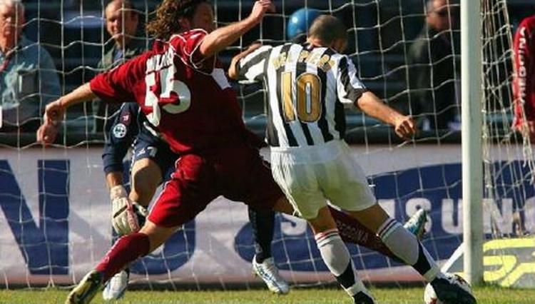 Del Piero scorer i guldkampen mod Reggina i går, hvor Juventus sikrede sig mesterskabet for andet år i træk. - Foto: AP 