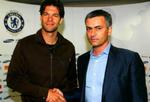 Michael Ballack hilser på sin kommende chef José Mourinho. - Foto: AP. 