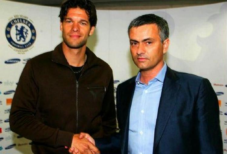 Michael Ballack hilser på sin kommende chef José Mourinho. - Foto: AP. 