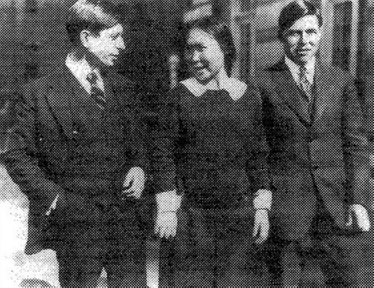 REJSEFÆLLER. Knud Rasmussen,  Det lille kvindemenneske  og Edderfuglen fulgtes ad på den femte Thuleekspedition, 1921-1924. Billedet er taget i New York eller Washington.   Omslagsfoto: Smithsonian Institute 