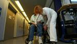 En patient hjælpes på Hvidovre Sygehus. - Arkivfoto: Mads Winther 