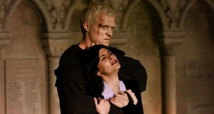Paul Bettany spiller rollen som albinoen Silas - her bag ved Audrey Tautou i rollen som Sophie Neveu. - Foto: AP 