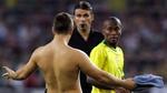 Den italienske dommer Roberto Rosetti og den brasilianske midtbanespiller Ze Roberto hilste på en streaker under Confederations Cuppen sidste sommer. - Arkivfoto: AP. 