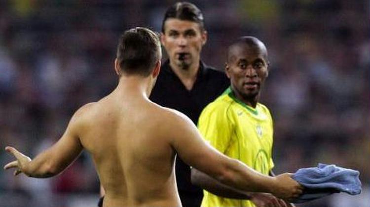Den italienske dommer Roberto Rosetti og den brasilianske midtbanespiller Ze Roberto hilste på en streaker under Confederations Cuppen sidste sommer. - Arkivfoto: AP. 