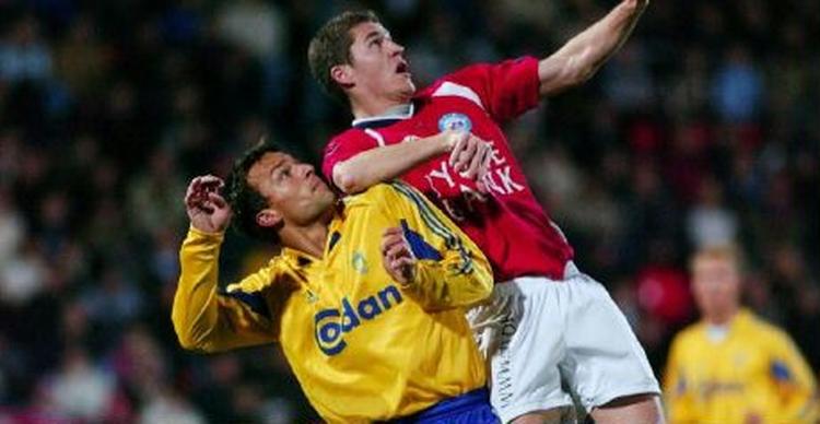 Ruben Bagger (i gult) i aktion i Silkeborg i oktober 2004. - Arkivfoto: Rasmus Baaner. 
