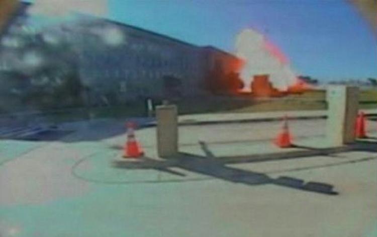 Der har tidligere været offentliggjort billeder fra Pentagon 11. september 2001, men det er første gang, angrebet kan ses på film. - Foto: AP 
