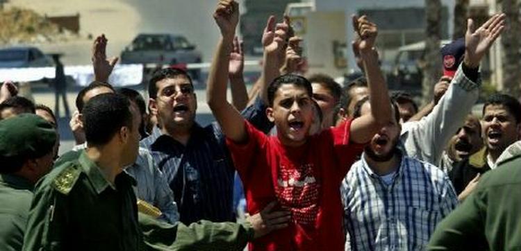 Arbejdsløse palæstinensere demonstrerer foran Abbas' kontor i Gaza By. - Foto: AP 