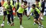 Samuel Eto'o, Ronaldinho og Deco er som sædvanligt i Barcelonas startopstilling, mens Messi (i baggrunden) lurer på en plads blandt Rijkaards udvalgte 11. - Foto: AP. 