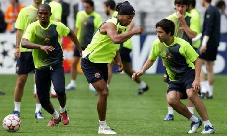 Samuel Eto'o, Ronaldinho og Deco er som sædvanligt i Barcelonas startopstilling, mens Messi (i baggrunden) lurer på en plads blandt Rijkaards udvalgte 11. - Foto: AP. 