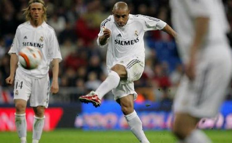 33-årige Roberto Carlos afslører, at han er blevet kontaktet af Chelsea. - Foto: AP 