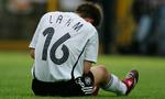 Den 22-årige Bayern-komet Philipp Lahm slap med skrækken. - Foto: AP. 