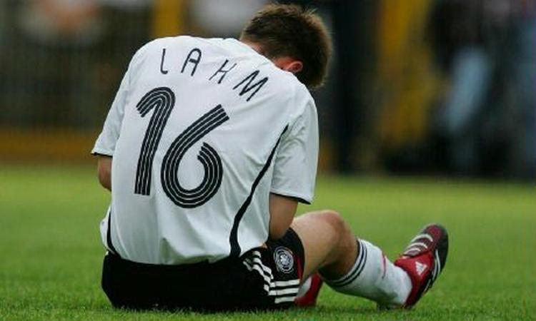 Den 22-årige Bayern-komet Philipp Lahm slap med skrækken. - Foto: AP. 