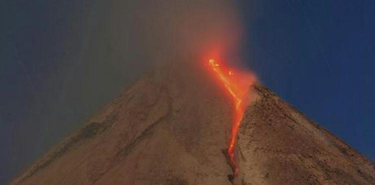 Den indonesiske vulkan, Merapi, er igen begyndt at sende aske ud - Foto: AP 