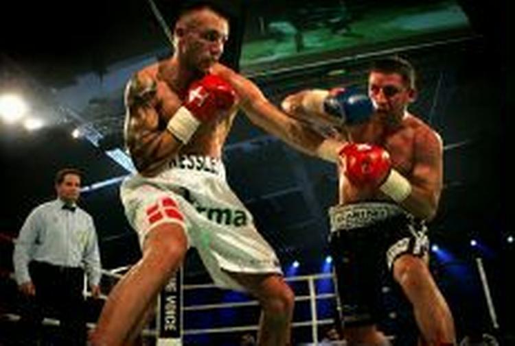 Mikkel Kessler i kamp mod Eric Lucas, som danskeren besejrer. - Arkivfoto: Finn Frandsen 