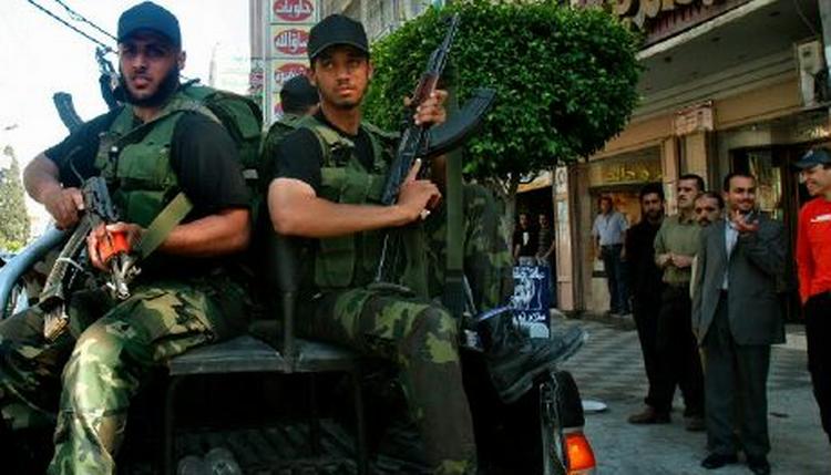 Den nye politistyrke i det palæstinensiske selvstyreområde viser sig at bestå af Hamas' tidligere militante krigere. - Foto: AP 