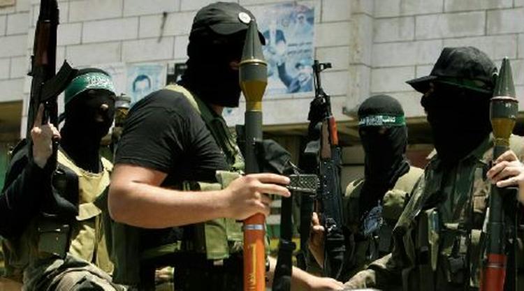 Gaderne i Gaza myldrer med forskellige militære grupperinger. Her er en gruppe militante Hamas-tilhængere, som ikke er del af den officielle sikkerhedsstyrke. - Foto: AP 