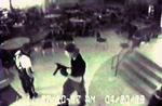 Dylan Klebold og Eric Harris optages af skolens overvågningskamera, da de to vandrer rundt og dræber 12 elever og en lærer i april 1999. - Arkivfoto: AP 
