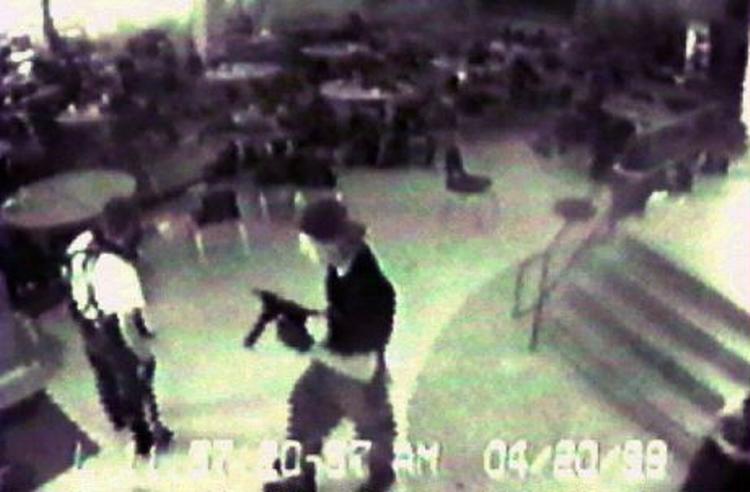 Dylan Klebold og Eric Harris optages af skolens overvågningskamera, da de to vandrer rundt og dræber 12 elever og en lærer i april 1999. - Arkivfoto: AP 