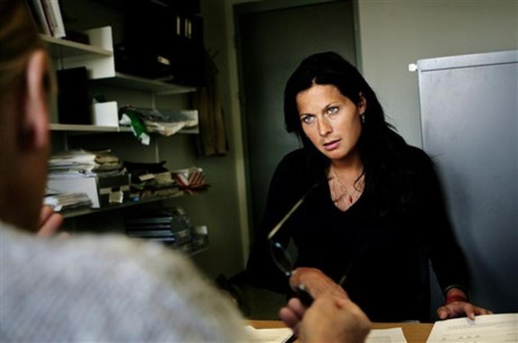 Andrea Elisabeth Rudolph får rådgivning af forskningslederen på Rigshospitalet. - Foto: Thomas Borberg 