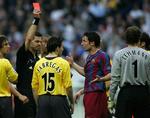 Dommer Terje Hauge præsenterer Arsenal-keeper Lehmann for det røde kort. - Foto: AP 